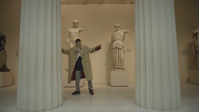 Александр Гудков танцует в Пушкинском музее. Новогоднее видео «РБК Стиль»