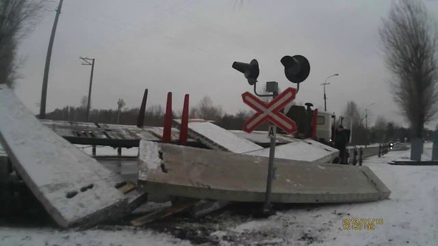 C грузовика вывалились бетонные плиты смотреть онлайн