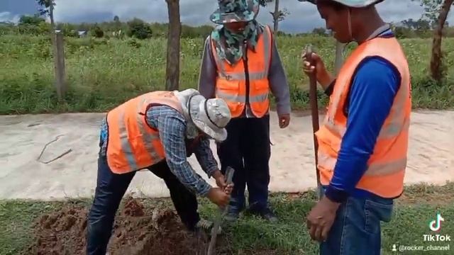 ขุดหลุมตั้งเสาไฟสนามกีฬาบ้านทางโค้ง ต.ทุ่งพระยา смотреть онлайн