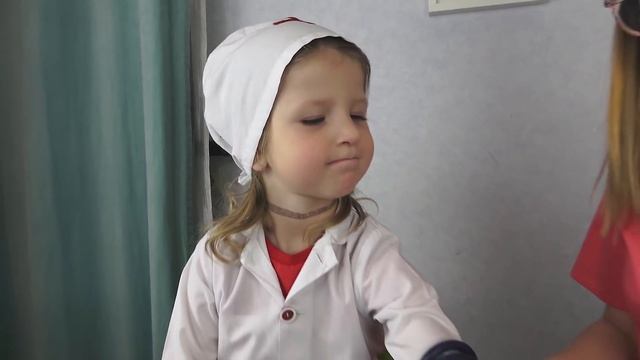 Доктора ставят болючие и страшные уколы в больнице - Дети играют в доктора - Серия 3 смотреть онлайн