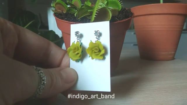 Серьги-гвоздики с маленькими розами зелёного цвета. смотреть онлайн