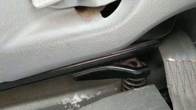 Сиденье водителя. Переделка из жесткого крепления на подпружиненное. смотреть онлайн