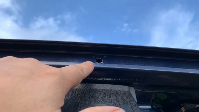 Инструкция по замене сливной трубки дренажного отверстия в крышке багажника Фольксваген гольф 7 смотреть онлайн