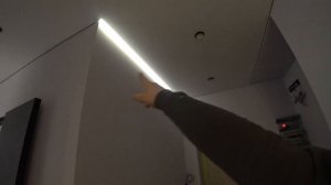 парящий натяжной потолок  при выключенном свете. Интересные потолки в однушке ! просто и со вкусом.