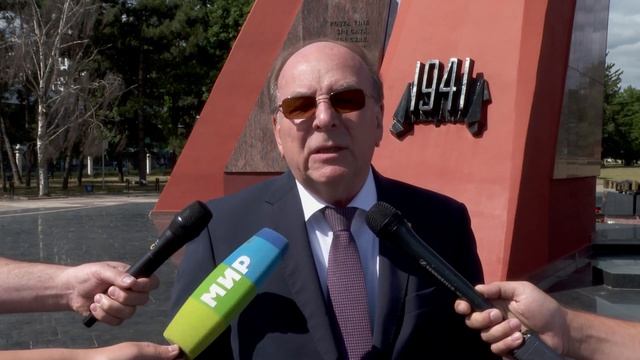 Посол России поблагодарил тех, кто чтит память героев ВОВ смотреть онлайн