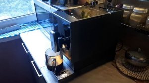 Автоматическая кофемашина TOMSON CF20M01 приготовление кофе.