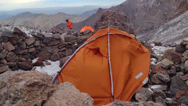 Разрушение палатки в сильный ветер. Forclaz TREK 100 смотреть онлайн