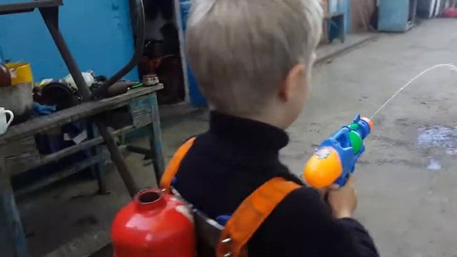 самодельный водяной пистолет с электроприводом смотреть онлайн