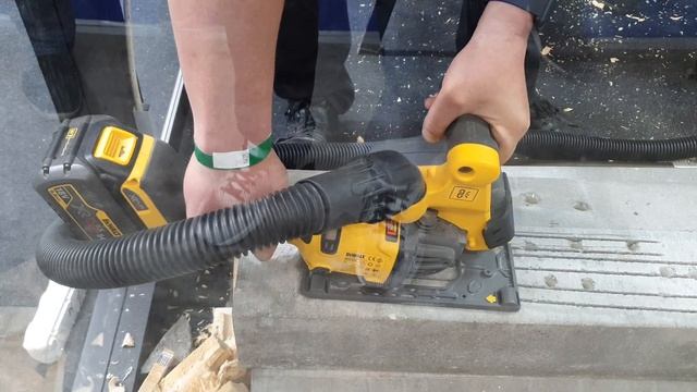 Резка бетона - в работе Акумуляторний штроборез DeWALT DCG200NT смотреть онлайн