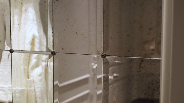 Ванная комната в светлых тонах с мрамором и мебелью из дерева от итальянской компании Devon&Devon смотреть онлайн