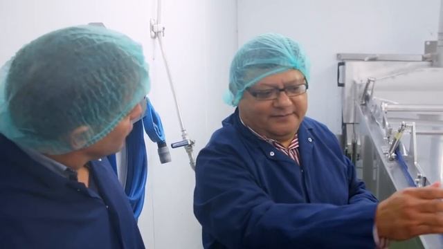 How Factories Peel Hard Boiled Eggs | Food Unwrapped смотреть онлайн