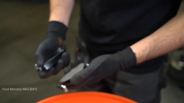 How to change rear brake pads on FORD MONDEO MK3 Saloon [TUTORIAL AUTODOC] смотреть онлайн