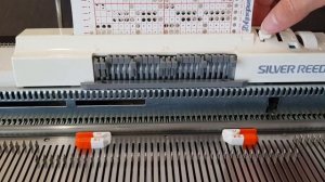 Вязание одиночного мотива на двухфонтурном жаккарде. #машинноевязание #двухфонтурныйжаккард