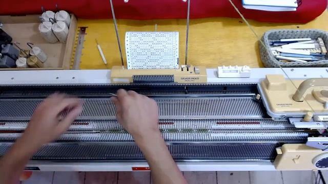 Tricô à Máquina | Trocador de cores - Aumentos e Diminuições смотреть онлайн
