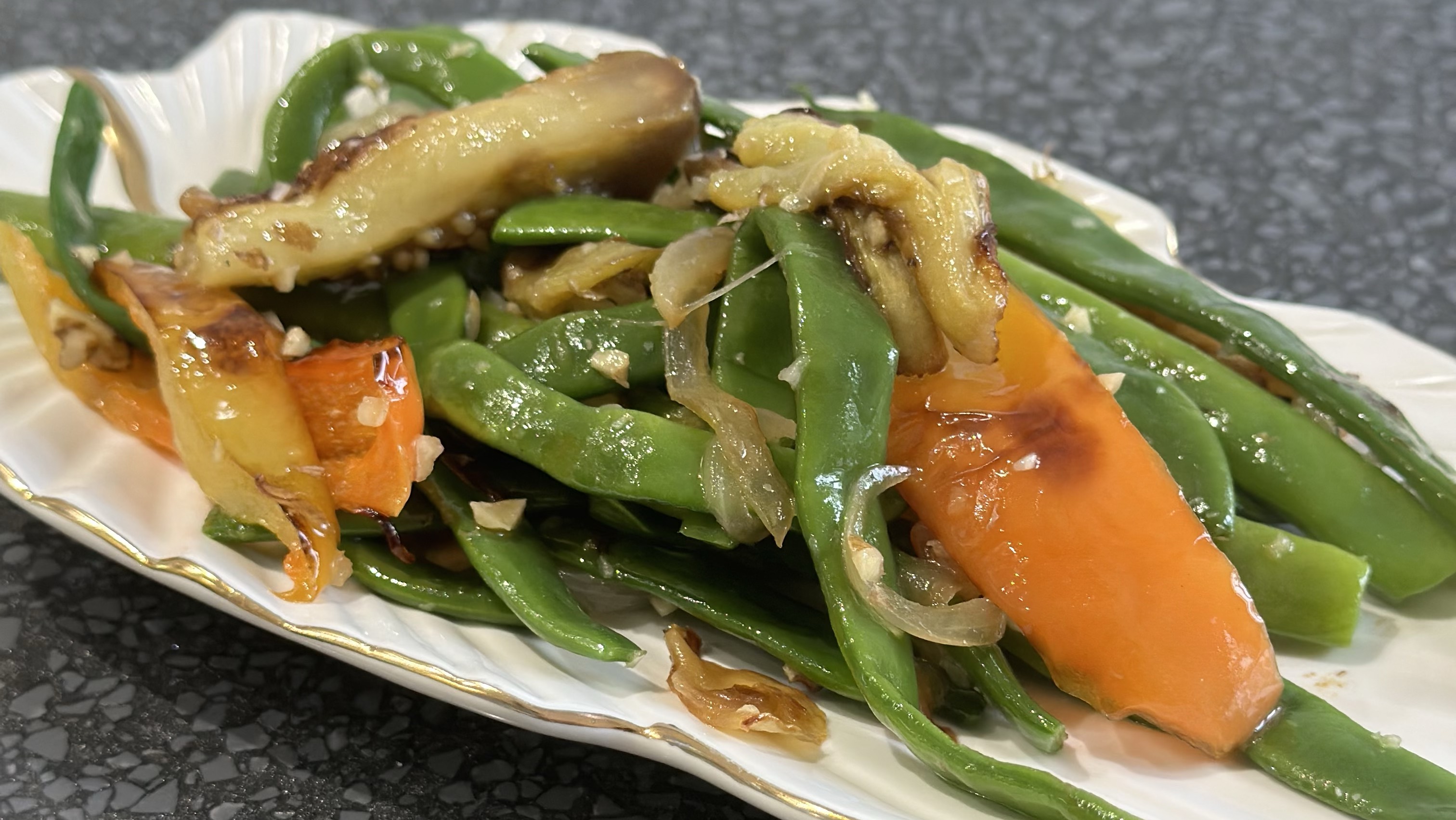 Салат с зеленой фасолью и баклажанами