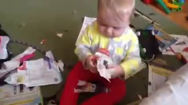 Ребенок 8 месяцев рвет газету в клочья смотреть онлайн