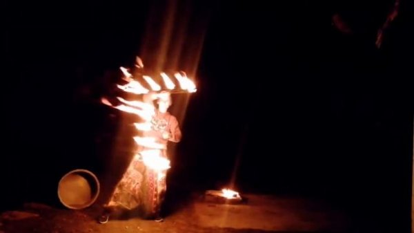 Fireshow with fire fans in Chopta. India. Фаершоу с огненными веерами в Индии