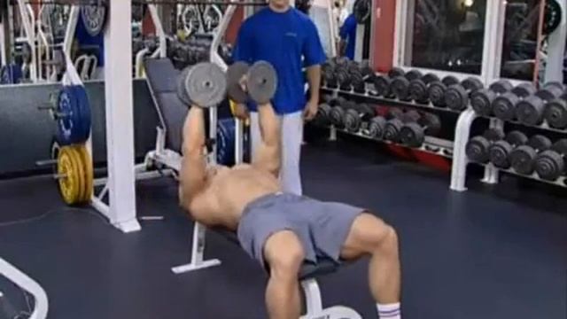 Разведение гантелей лежа на горизонтальной скамье.flv смотреть онлайн