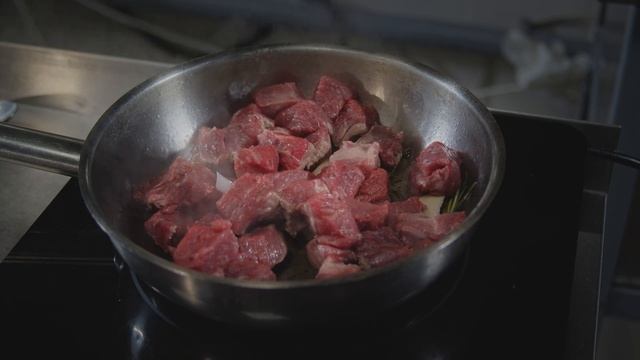 Жаркое по-домашнему в горшочке с говядиной — идеальный рецепт | Рецепт от шефа смотреть онлайн