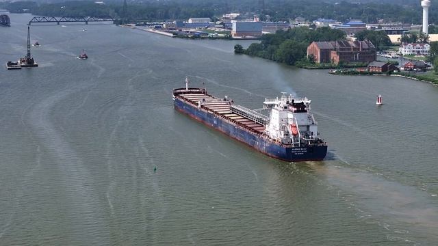 Threading the Needle in Toledo: Following a Cargo Ship on Maumee River смотреть онлайн