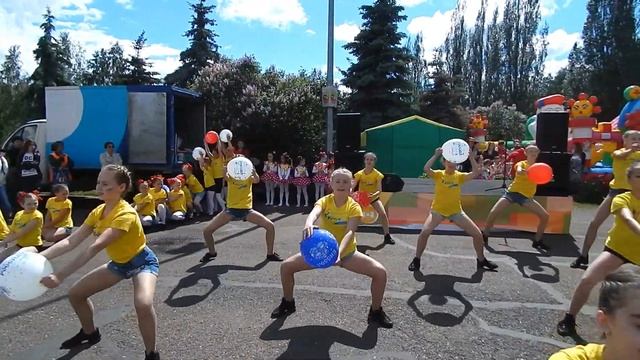 Пролог с шарами. Коллектив современного танца "Кураж", Кемерово. смотреть онлайн