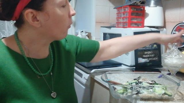 #кукинг готовлю салат #суши за 70 рублей с огурцом и рисом и лист нори и ем его #мукбанг смотреть онлайн