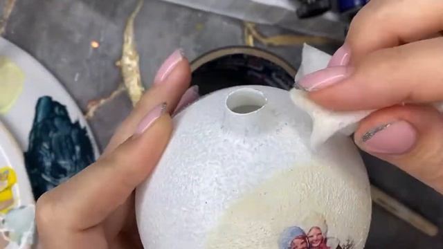 Декупаж елочных шаров . Пошаговый МК . Таким способом можно задекорировать любую поверхность смотреть онлайн