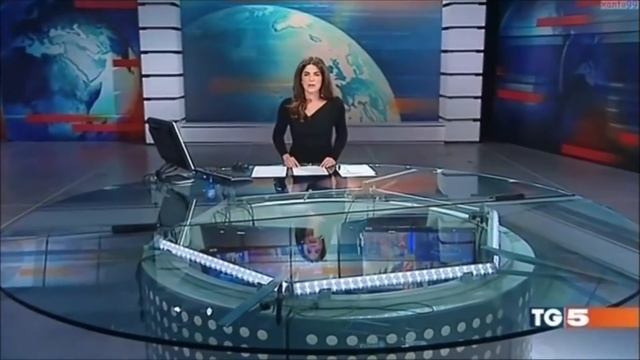 ВОТ ЭТО КОНФУЗ ... ВЕДУЩАЯ ЗАБЫЛА ЧТО СИДИТ ЗА ПРОЗРАЧНЫМ СТОЛОМ .. смотреть онлайн