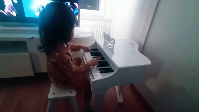child playing piano،barn spelar piano / طفل يعزف بيانو смотреть онлайн