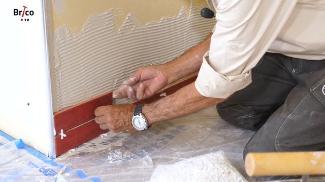 Poser du carrelage mural dans une salle de bains - Tuto bricolage avec Robert смотреть онлайн