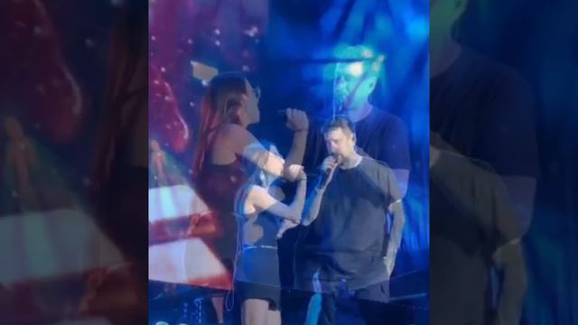 Melendi Reacciona Al Escuchar Cantar A Fátima Risco En Pleno Concierto - Destino O Casualidad ❤️ ✨️