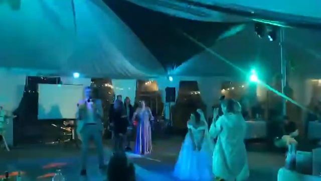 Шок!!! Ведущий поймал букет невесты на свадьбе!!! смотреть онлайн