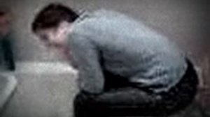 эпатажно блюет в ванной