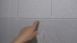 Ремонт брусового дома 17. Преображение санузла. Монтаж стеновых ПВХ панелей.