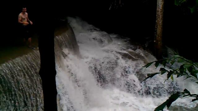 Прыжок с пятиметрового водопада. смотреть онлайн
