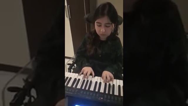 Dilayla speelt piano op de Yamaha PSR-EW 410 смотреть онлайн