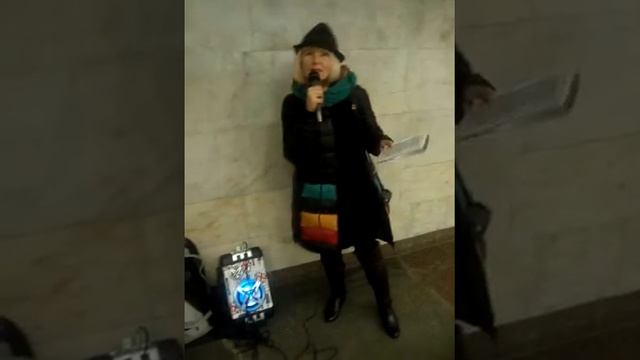 ОПУСТЕЛА БЕЗ ТЕБЯ ЗЕМЛЯ. Осваиваю амплуа уличного музыканта. смотреть онлайн