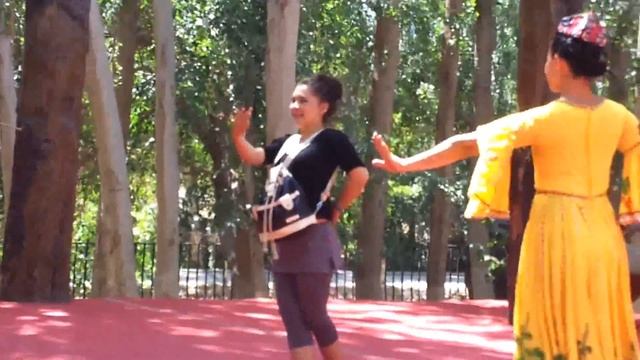 Uyghur Dance. СУАР. г. Турфан смотреть онлайн
