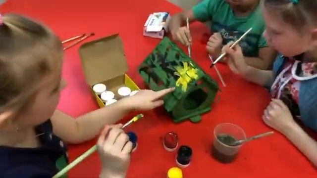 «Звездочки» творчески подошли к оформлению кормушки! смотреть онлайн