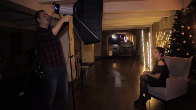 Как фотографировать в студии для начинающих фотографов. Новогодняя фотосессия в студии /БУДЕШЬ ЗНАТ смотреть онлайн