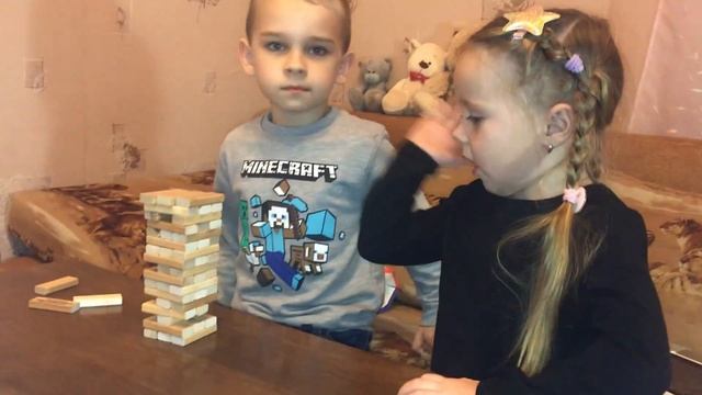ИГРАЕМ В ИГРУ ДЖЕНГА Строим башню Jenga смотреть онлайн