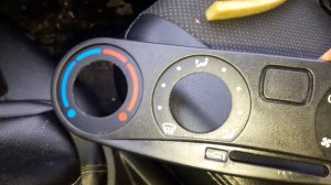 Переносим кнопку включения кондиционера Шевроле-нива на более удобное место