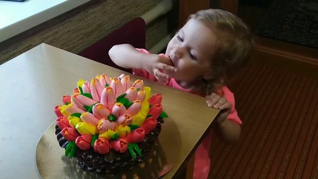 Катя кушает торты 15 лет Дарьи! смотреть онлайн