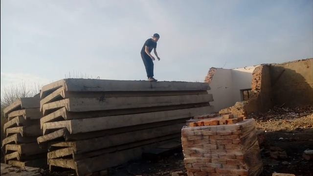 небольшой сталк| ходьба по краю крыши развалины упал со второго этажа! смотреть онлайн