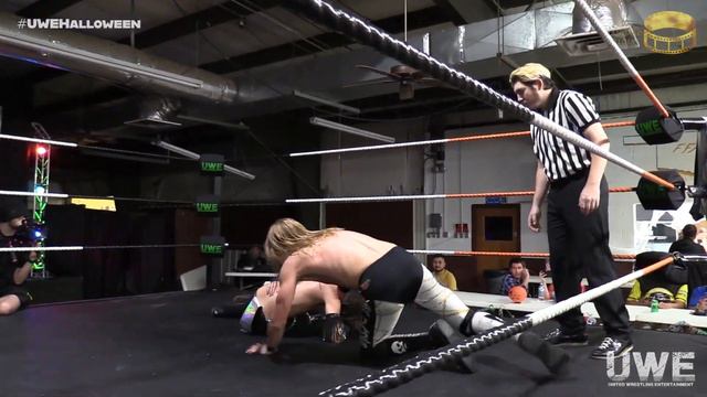 FREE MATCH: Derek James vs. El Gallardo Uno - UWE Halloween Party 2022 смотреть онлайн