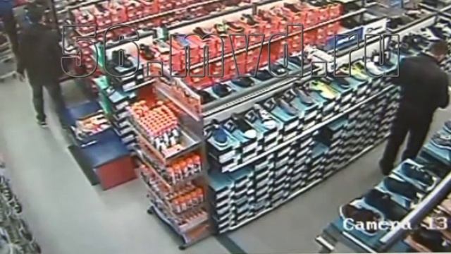 В Оренбурге мужчина украл кроссовки в магазине смотреть онлайн