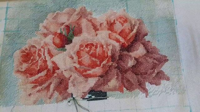 Розы в вазе по авторской схеме Е. Волковой. Половина работы готова! смотреть онлайн