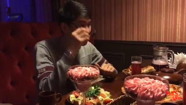 У всех есть друг обжора, который не может долго терпеть... 🙈🍕🍽 смотреть онлайн