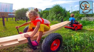 Дети и Машина. Диана и Даня играют в стройку, делают прицеп для красной машинки. Pretend Play