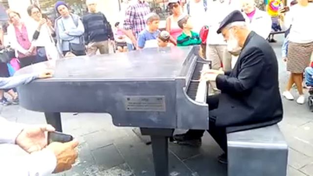 Слушают все. Музыка на улице. смотреть онлайн